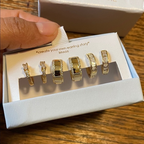 Women's Gold Earring Set - Picture 3 of 5